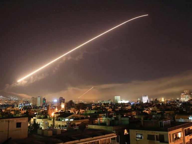 Siria: attacco Usa, Francia e Gran Bretagna. Mons. Abou Khazen (Aleppo): “Con i missili hanno gettato la maschera”