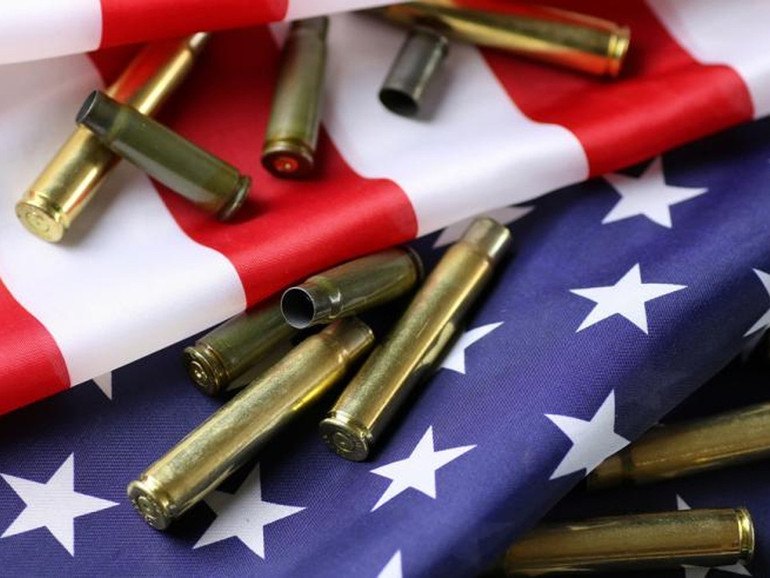 Usa: il governo resiste alla richiesta di regolamentare il commercio di armi. Anche la Chiesa si muove Usa: il governo resiste alla richiesta di regolamentare il commercio di armi. Anche la Chiesa si muove