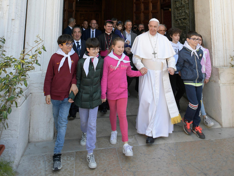 "Christus vivit" di papa Francesco. Giovani, benedizione per la Chiesa e slancio verso il futuro "Christus vivit" di papa Francesco. Giovani, benedizione per la Chiesa e slancio verso il futuro