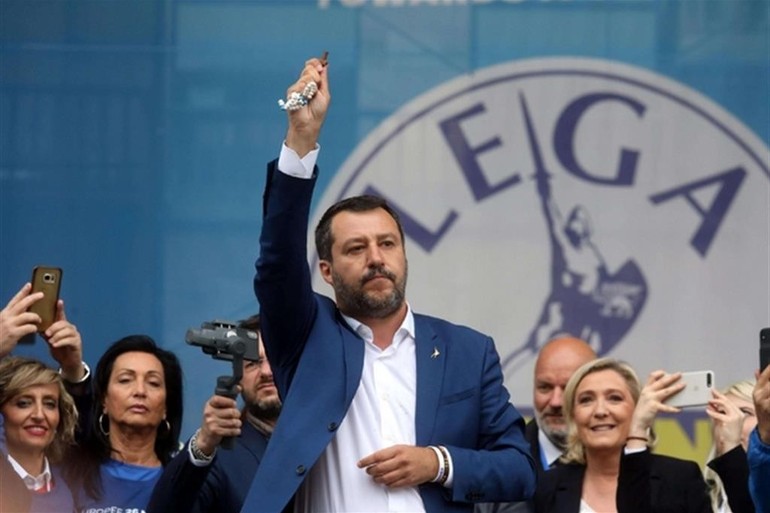 Salvini, la Madonna e il rosario. Uno sfregio inaccettabile