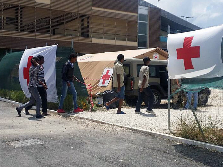 Migranti, per i comuni “bonus” sociali e niente più bandi: così cambia lo Sprar Migranti, per i comuni “bonus” sociali e niente più bandi: così cambia lo Sprar