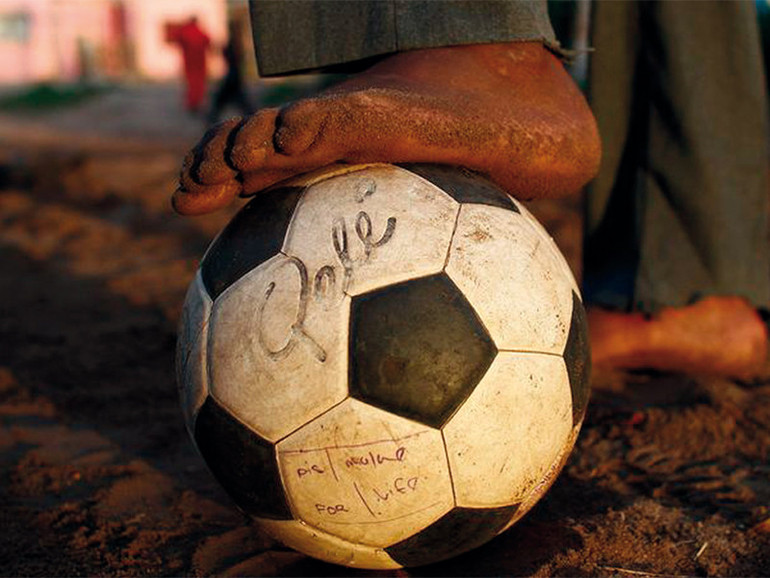 Ritrovarsi fratelli, attorno a un pallone