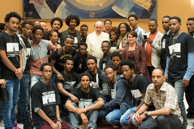 Sull’accoglienza ai migranti il Papa non fa sconti: "Indifferenza e silenzio aprono a complicità" Sull’accoglienza ai migranti il Papa non fa sconti: "Indifferenza e silenzio aprono a complicità"