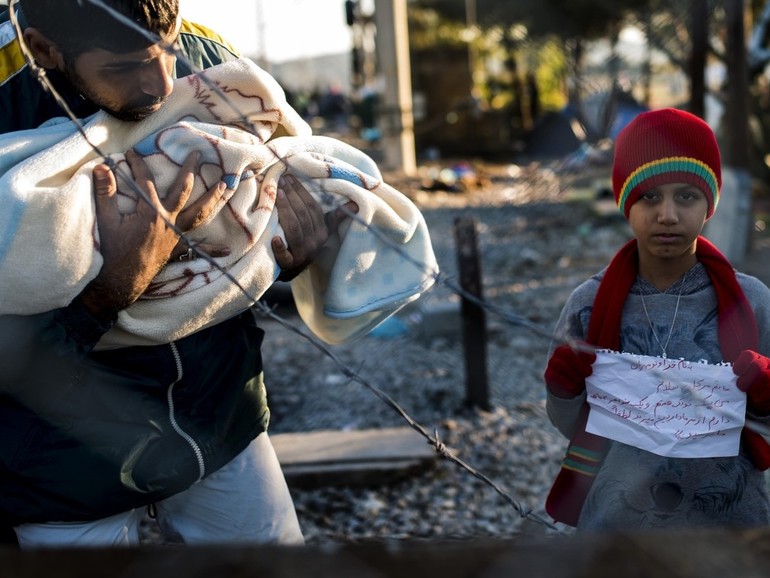 Tra Grecia e Macedonia l’inverno è alle porte e le tensioni salgono tra i profughi