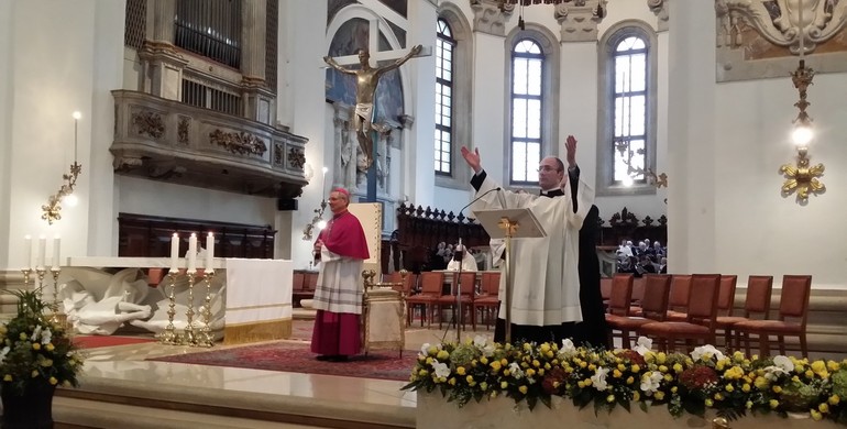 004 il vescovo Claudio saluta l'assemblea