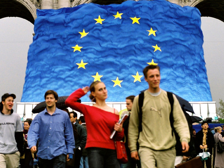 giovani-bandiera-europea