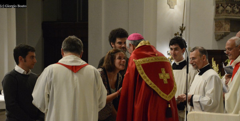 Il vescovo e una missionaria fidei donum durante la celebrazione