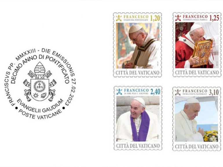 10 anni di Papa Francesco. Tra i francobolli del suo pontificato anche una foto del Sir mentre confessa ragazzi in piazza San Pietro