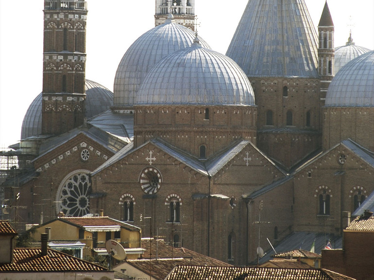 13 ottobre. Messa di apertura dell'anno accademico 2021-2022 della Facoltà Teologica del Triveneto in Basilica del Santo 13 ottobre. Messa di apertura dell'anno accademico 2021-2022 della Facoltà Teologica del Triveneto in Basilica del Santo