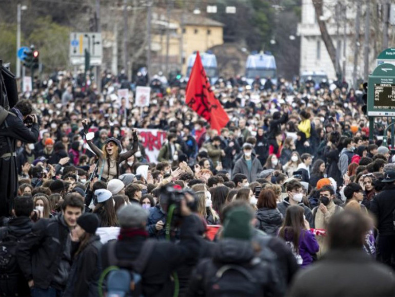 5 pilastri da fondare. Dalle proteste degli studenti giuste rivendicazioni, ma da qualche parte bisogna partire 5 pilastri da fondare. Dalle proteste degli studenti giuste rivendicazioni, ma da qualche parte bisogna partire