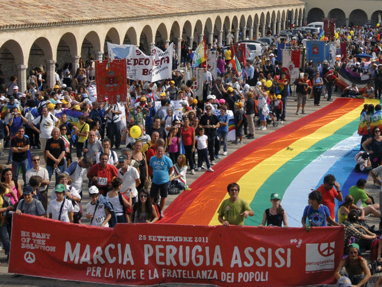 60 edizioni della marcia Perugia-Assisi. Per la pace e la fratellanza, grido all’unisono: in marcia