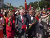 9 maggio, città in festa a Tiraspol e corteo con bandiere rosse e il nastro di San Giorgio a Chisinau