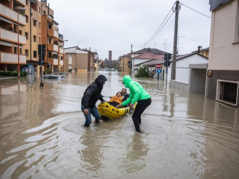 A Cesena si ricomincia dopo le alluvioni: la Chiesa è accanto agli sfollati, i volontari in strada A Cesena si ricomincia dopo le alluvioni: la Chiesa è accanto agli sfollati, i volontari in strada