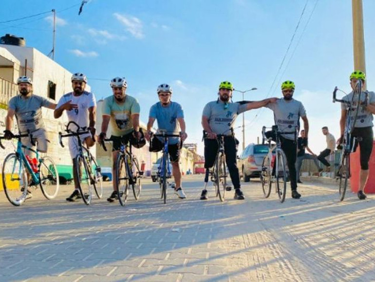 A Gaza i ciclisti paralimpici portano gli aiuti in bicicletta