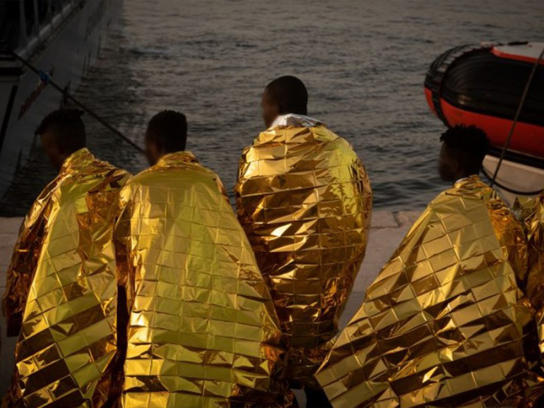 A Lampedusa hotspot di nuovo al collasso. L’operatrice di Save the children, “370 minori in condizioni critiche, accelerare trasferimenti”