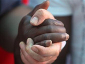 A Lampedusa migranti dormono a terra sul molo. “Vanno trasferiti su terraferma”