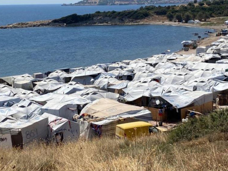 A Lesbo i richiedenti asilo aspettano il Papa. Sant’Egidio: “Nell’isola circa 1.700 persone e ancora disagi”