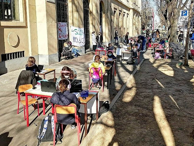 A Milano le proteste di bambini e genitori contro la scuola chiusa A Milano le proteste di bambini e genitori contro la scuola chiusa
