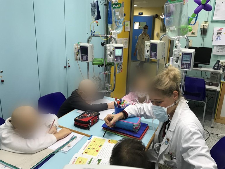 A scuola in ospedale. "Aiutiamo i bambini a uscire dall’ospedale, con la mente, la fantasia, lo studio" A scuola in ospedale. "Aiutiamo i bambini a uscire dall’ospedale, con la mente, la fantasia, lo studio"