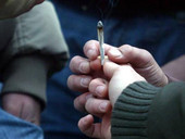 Adolescenti bevono e fumano meno, preoccupano cannabis e azzardo