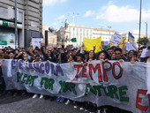 Adolescenti in piazza per il clima. "Il cambiamento siamo noi e il nostro modo di fare"