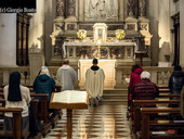 Adorazione eucaristica. Nella liturgia va in azione l’opera dello Spirito