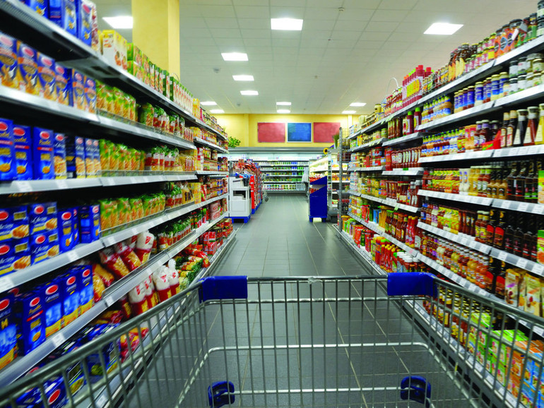 “Al giusto prezzo”, Oxfam accusa i supermercati: “Sfruttamento nella filiera"