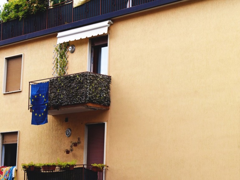 All'Arcella qualcuno ha deciso di mostrare, fiero, il suo sentirsi cittadino d'Europa All'Arcella qualcuno ha deciso di mostrare, fiero, il suo sentirsi cittadino d'Europa