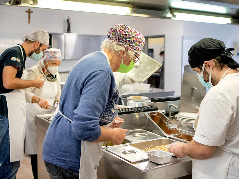 Alle Cucine popolari laboratorio su carità e accoglienza