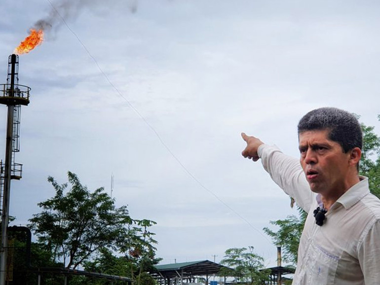 Amazzonia: la lotta degli indigeni dell’Ecuador contro i “mecheros” della morte e gli scarti del petrolio