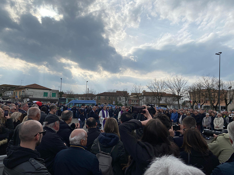 Anguillara Veneta. Celebrati dal vescovo Claudio funerali di Domenico Zorzino, il poliziotto–eroe morto nel fiume Gorzone