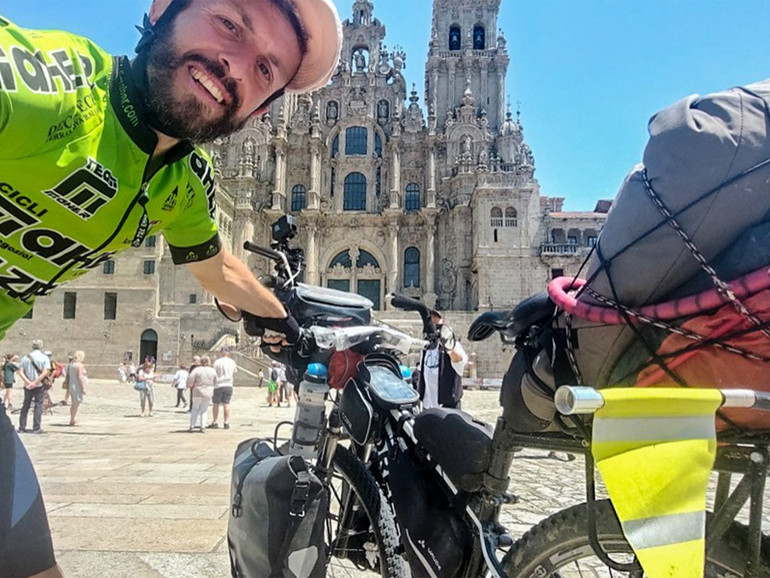 Antonio, la bici e “Valerya”. In viaggio contro la malattia autoimmune della psoriasi inversa