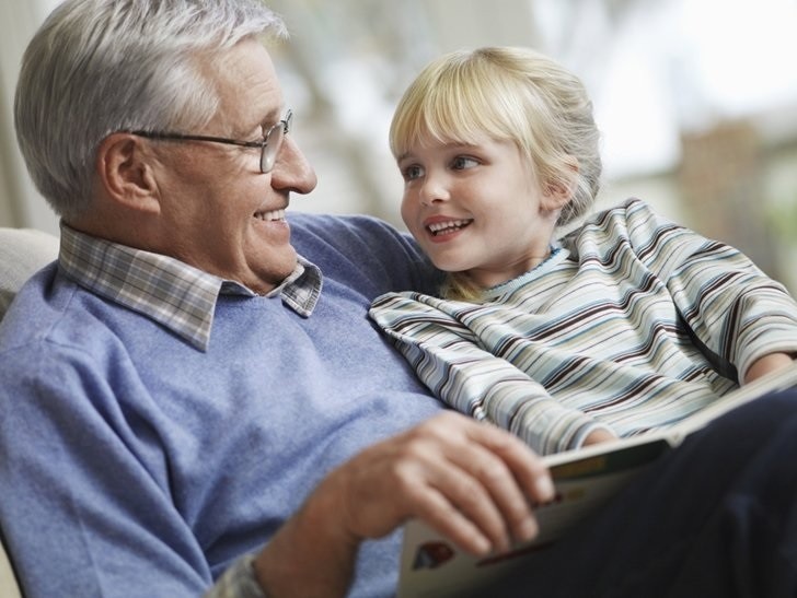 Anziani soli: i bambini dei centri estivi adottano un nonno