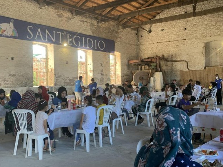Apre a Lesbo il "ristorante della solidarietà" per i profughi