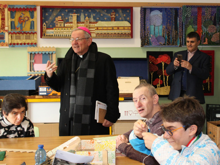 Arcella. Il vescovo Claudio ha visitato il centro diurno Santa Rosa di Irpea