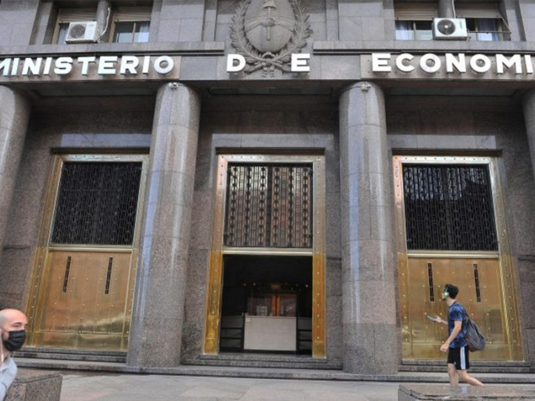 Argentina: accordo con Fmi sul debito. Mons. Lugones: “Rispettare gli impegni ma prestare attenzione alle esigenze di chi è più bisognoso”