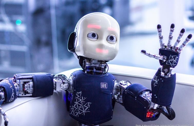Arriva il robot che ti aiuta ad invecchiare. Quale futuro per anziani e colf?