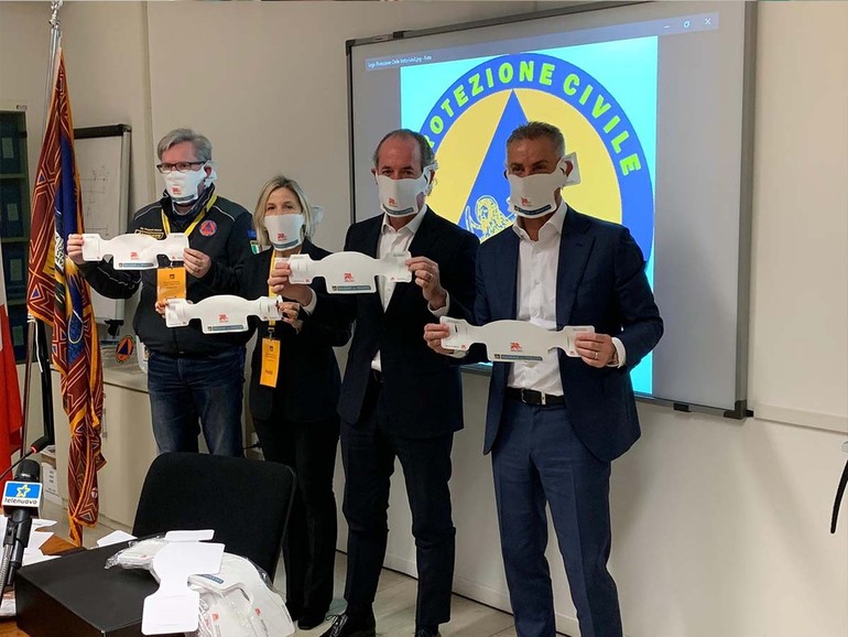 Arrivano mascherine made in Veneto: presentate da Zaia e Fabio Franceschi le produce Grafica Veneta che ne ha donate 2 milioni alla Regione Arrivano mascherine made in Veneto: presentate da Zaia e Fabio Franceschi le produce Grafica Veneta che ne ha donate 2 milioni alla Regione