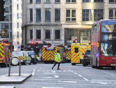 Attacco sul London Bridge: la polizia uccide l’aggressore. L’uomo indossava un finto giubbotto esplosivo