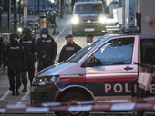 Attentato a Vienna: quattro civili morti e un attentatore il bilancio dell’attacco al momento. Un giovane simpatizzante dell’Isis nel commando