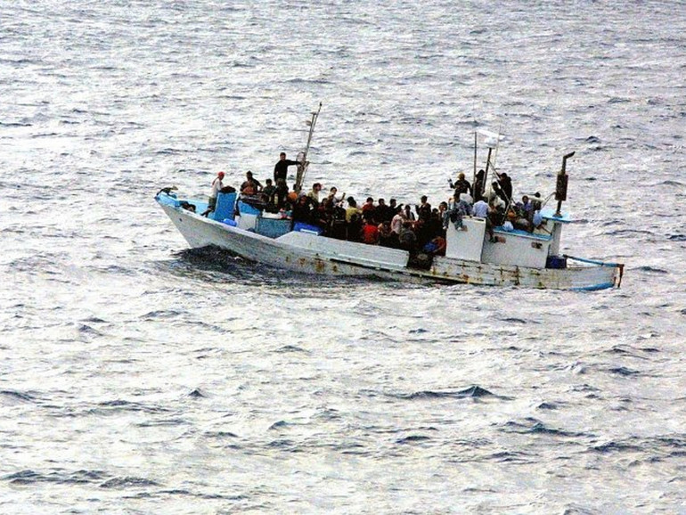 Aumentano gli arrivi via mare. Hotspot di Lampedusa in sovraffollamento: “Condizioni disumane”