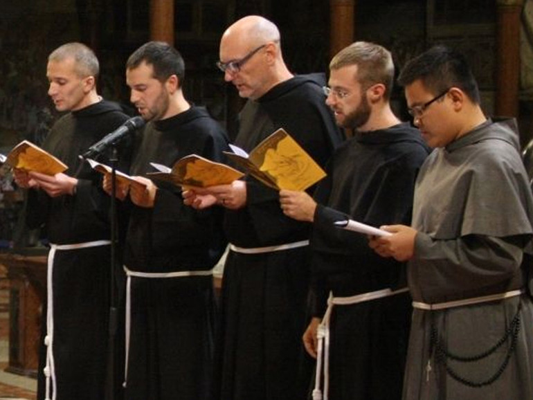 Basilica del Santo: due ordinazioni. Fra Nicola e fra Nico, diventano presbiteri Basilica del Santo: due ordinazioni. Fra Nicola e fra Nico, diventano presbiteri