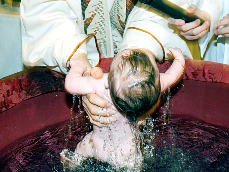 Battesimo, nuovo compleanno. Il battesimo, ha affermato il vescovo di Roma, “ci ha resi a nostra volta figli di Dio”