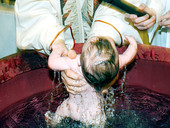 Battesimo, nuovo compleanno. Il battesimo, ha affermato il vescovo di Roma, “ci ha resi a nostra volta figli di Dio”