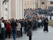 Benedetto XVI: continua l’omaggio in basilica, oltre 130mila persone nei primi due giorni