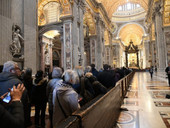 Benedetto XVI: le voci dei fedeli in fila per l’ultimo saluto