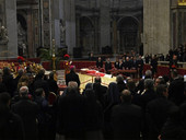 Benedetto XVI: salma in basilica, cominciato l’omaggio dei fedeli. Tra i primi la premier Giorgia Meloni