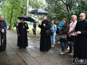 Bielorussia: Minsk, mons. Kondrusiewicz in preghiera, sotto la pioggia, davanti al centro di detenzione in via Akrestsin