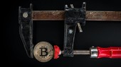 Bitcoin in caduta libera: gioie e (molti) dolori di una criptovaluta
