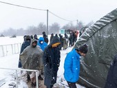 Bosnia ed Erzegovina. Nel campo di Lipa una tenda-refettorio per i 900 migranti al gelo